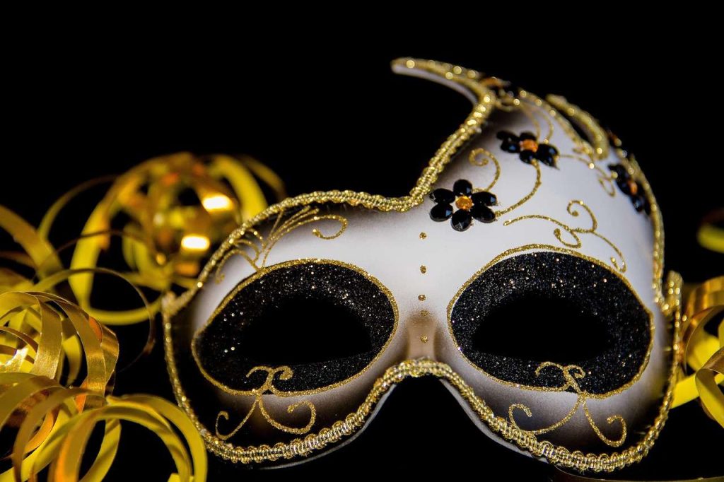 maschera come metafora della costruzione del brand autentico